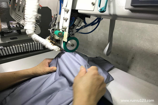 冲锋衣加工厂——防水压胶制作工艺大揭秘